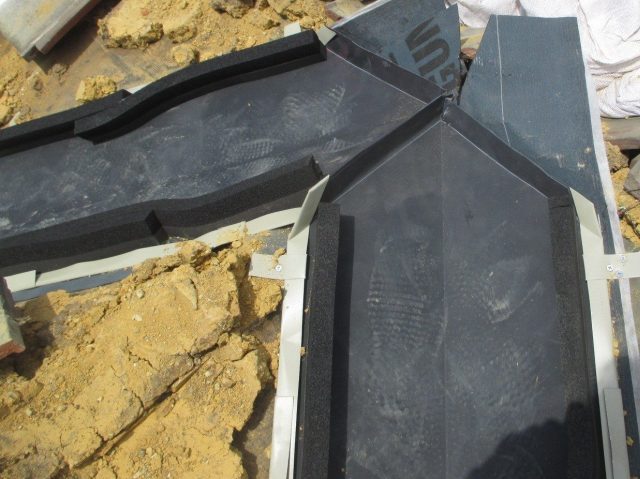 播磨町のガルバ製谷板金設置